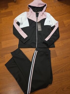 NWT Women's 2 piece Fashionable Tracksuit
